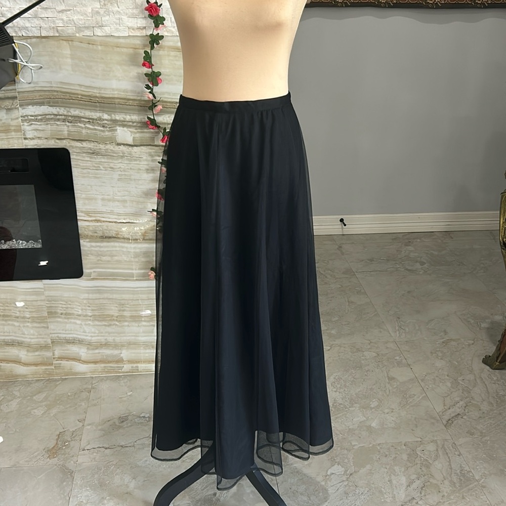 Crimson‎ by Lawrence Kurtz Black Tull Skirt. Size 8P